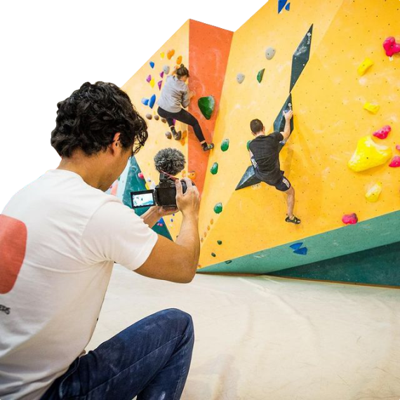 Eriano Troenokarso filmt een bouldersessie voor DutchBoulders