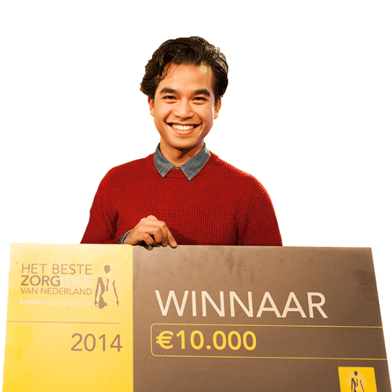 Eriano Troenokarso toont gewonnen prijs voor 'Het beste zorgidee van Nederland' in 2014